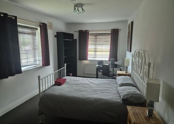 Comfortable Double Room Beside Tramline